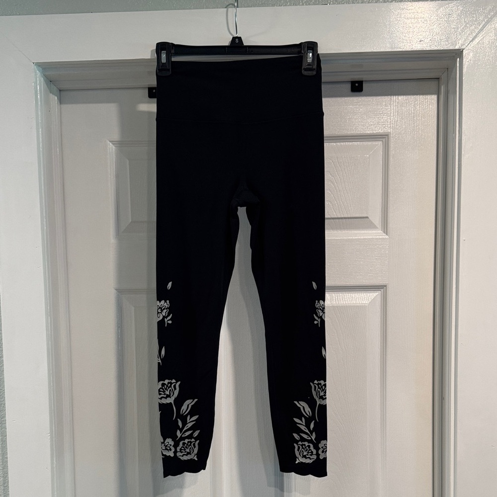 Athleta Black & Silver Floral Leggings w Scalloped Ankle Size XS